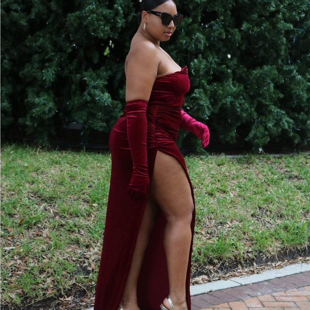 Elegant Burgundy Velvet Evening Gown